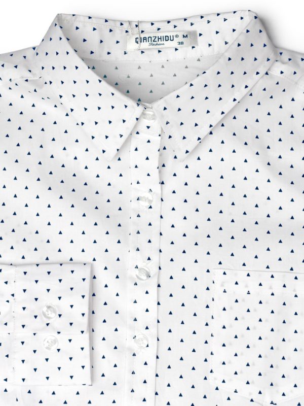 Белая рубашка с треугольниками фон
