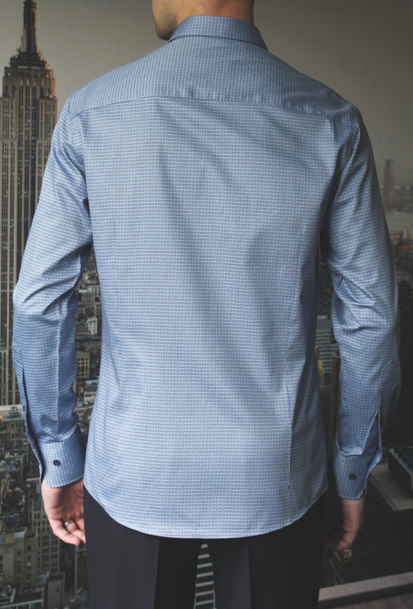 Приталенная синяя рубашка с черным узором Vester 86416 E сзади